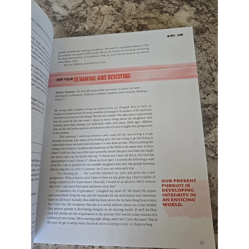 Daniel - Bible Study Book: Lives of Integrity, Words of Prophecy‎ Beth Moore